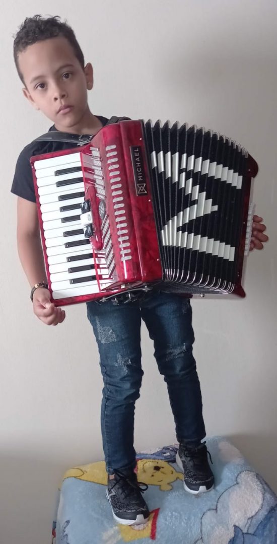Crianças do Centro-Oeste e a influência da música sertaneja