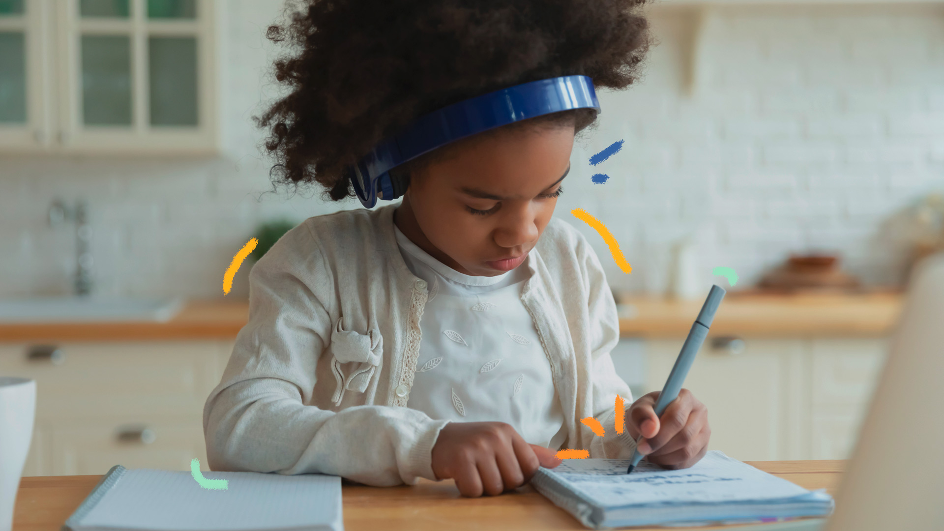 Criança, de pele negra, vestindo roupa branca, está escrevendo em um caderno com um fone de ouvido, em modo de educação domiciliar