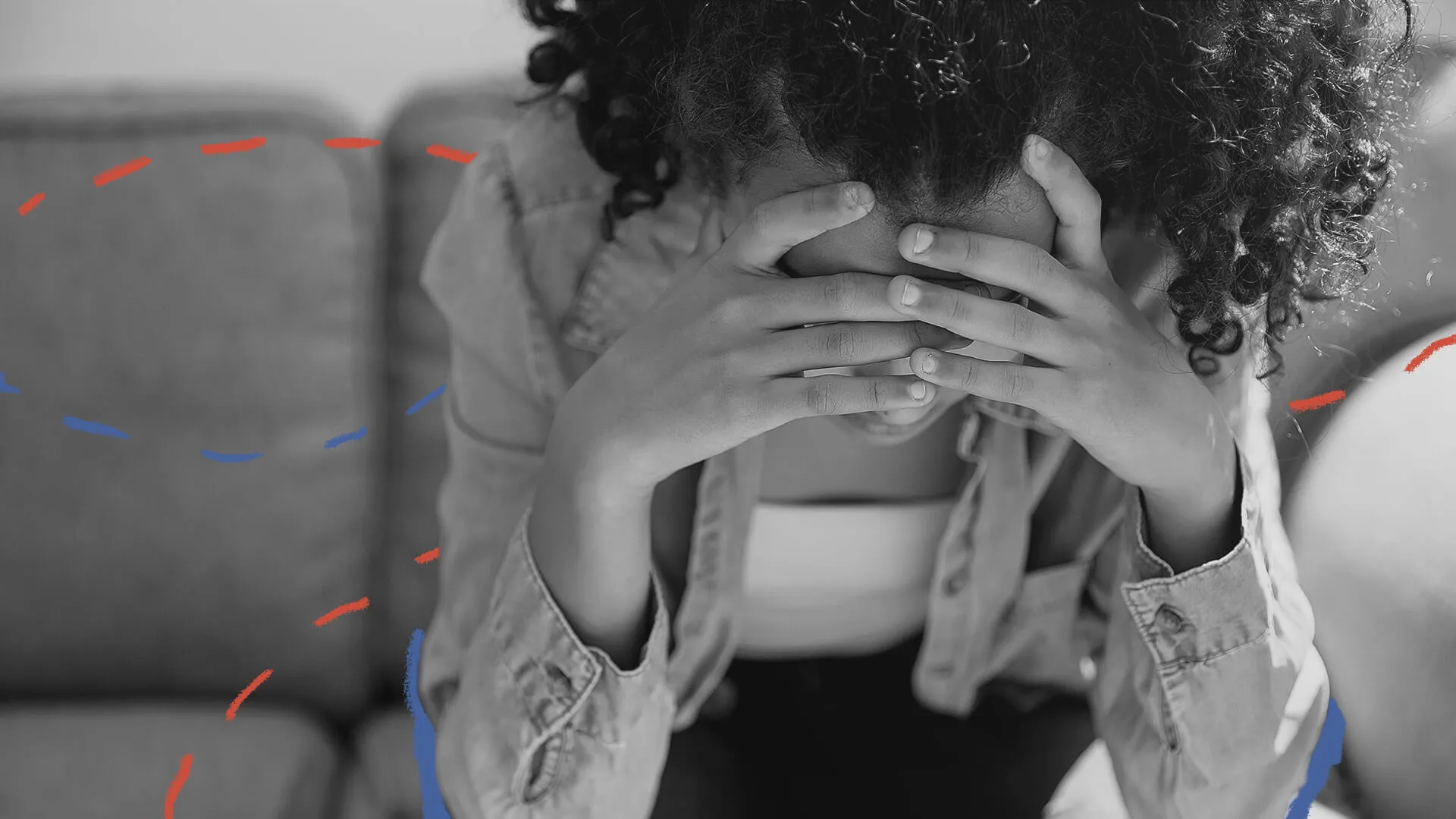 criancas-desaparecidas-portal-lunetas Crianças desaparecidas - Foto em preto e branco de uma mulher sentada num sofá e com as duas mãos apoiando a cabeça enquanto olha para o chão