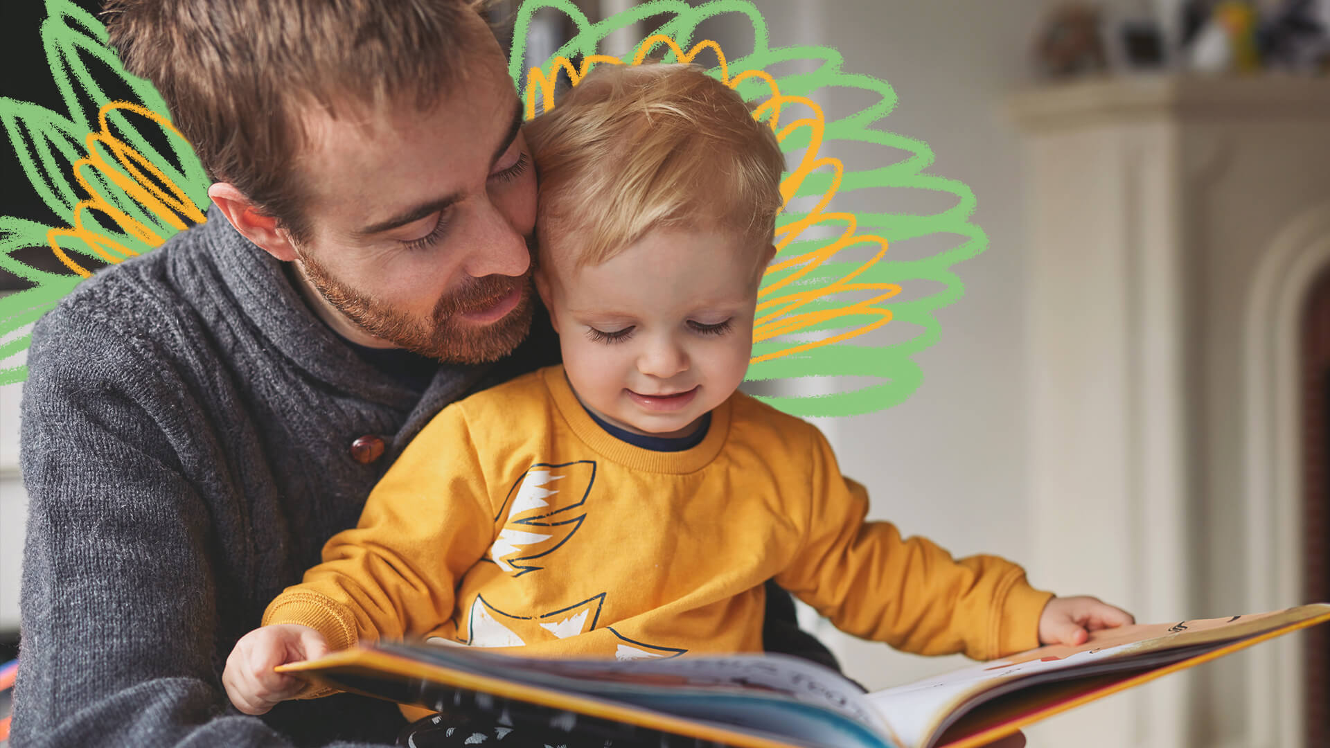 Foto de um pai, de pele branca e barba, segurando seu filho, um menino loiro usando camisa amarelo. Ele lê um livro para o filho.