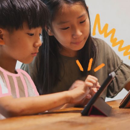 Aplicativos para aprendizagem infantil: foto de duas crianças asiáticas que olham para telas de tablet e celular. A imagem possui intervenções de rabiscos coloridos.