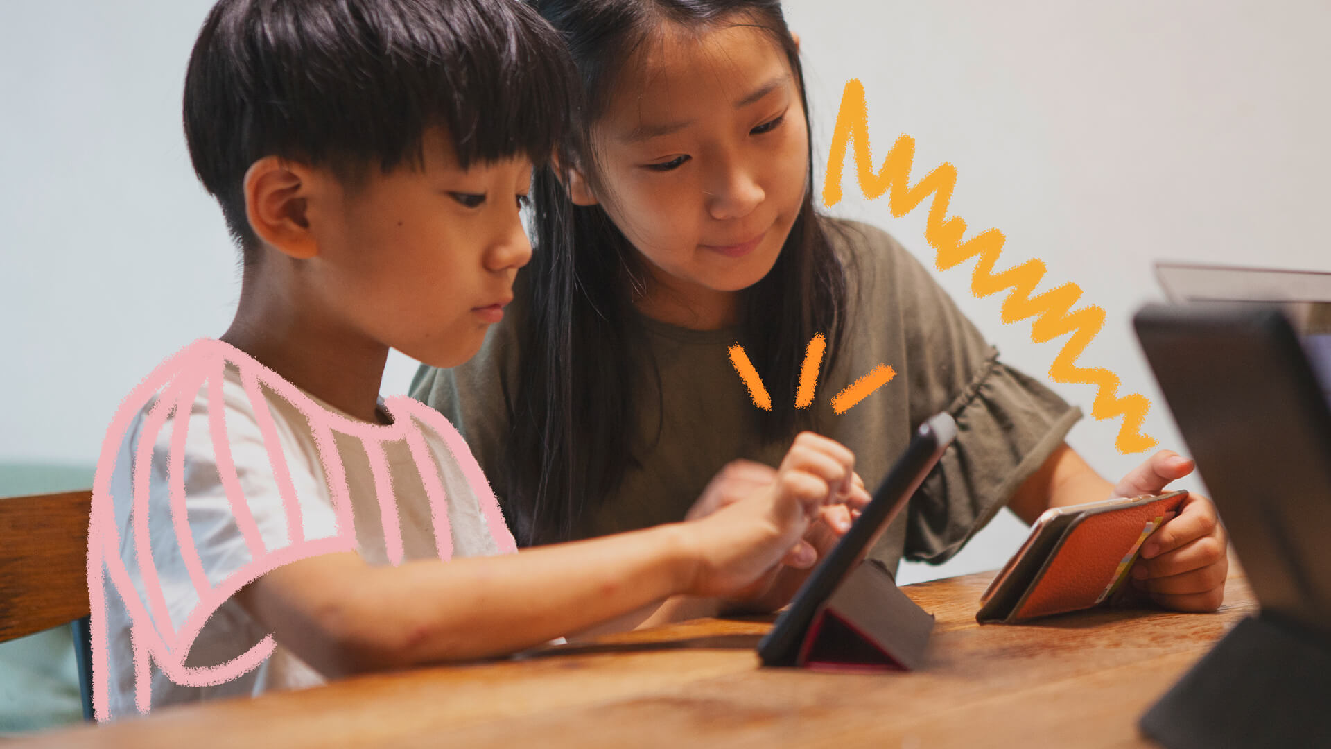 Conheça 5 aplicativos para aprimorar a aprendizagem infantil: na foto, duas crianças asiáticas olham para telas de tablet e celular. A imagem possui intervenções de rabiscos coloridos.