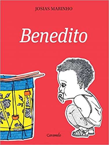 Capa do livro "Benedito”, de Josias Marinho. Capa de fundo vermelho, onde está desenhado um bebê usando chupeta e de cócoras, olhando um tambor amarelo e azul. (sugestão de livro para educação antirracista) 