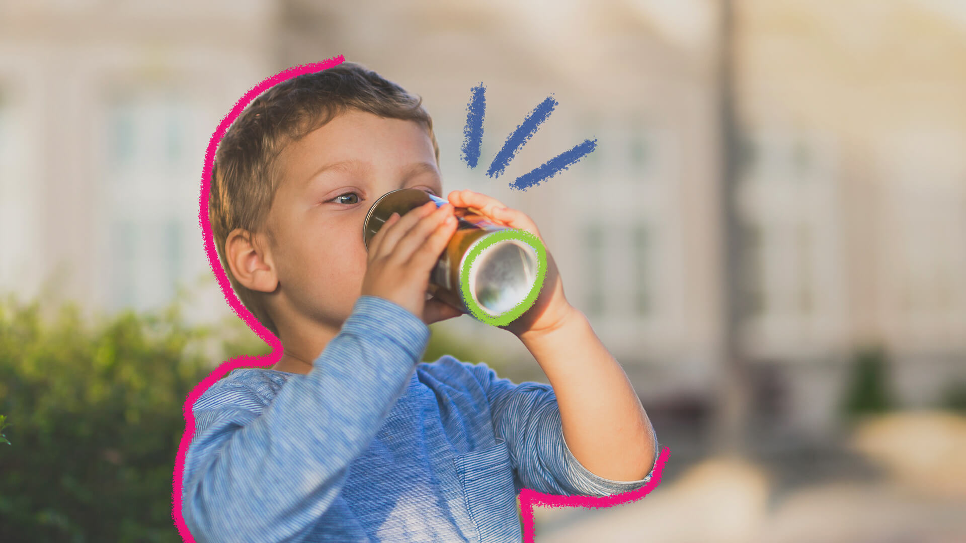 Foto de um menino branco de cabelo loiro bebendo uma latinha de refrigerante