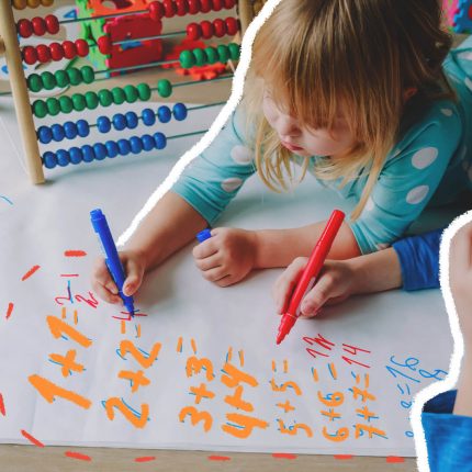 Na foto, duas crianças com pele clara e cabelos loiros rabiscam números com canetinhas coloridas