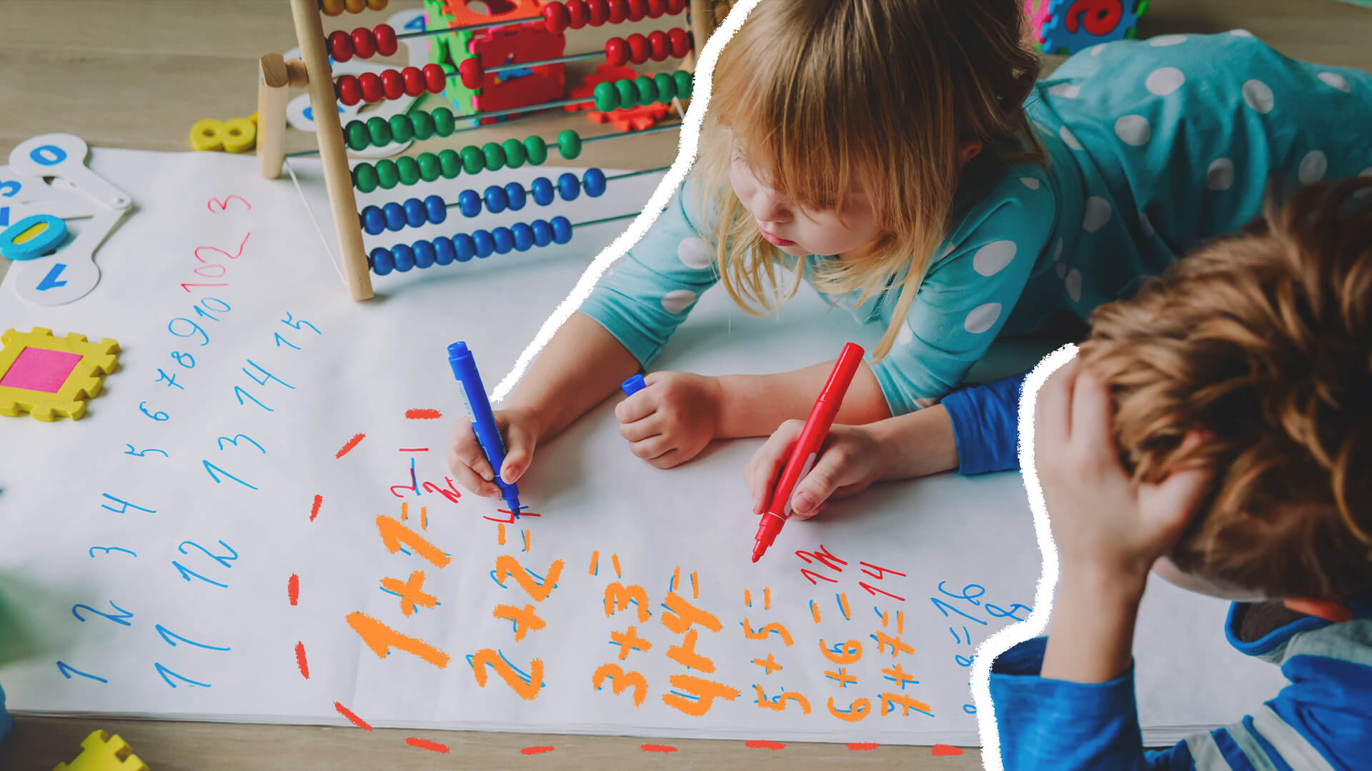 Na foto, duas crianças com pele clara e cabelos loiros rabiscam números com canetinhas coloridas