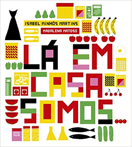 Capa do livro “Lá em casa somos…”, Isabel Minhós Martins e Madalena Matoso. A capa explora uma fonte colorida e elementos gráficos de forma que o título é também uma ilustração