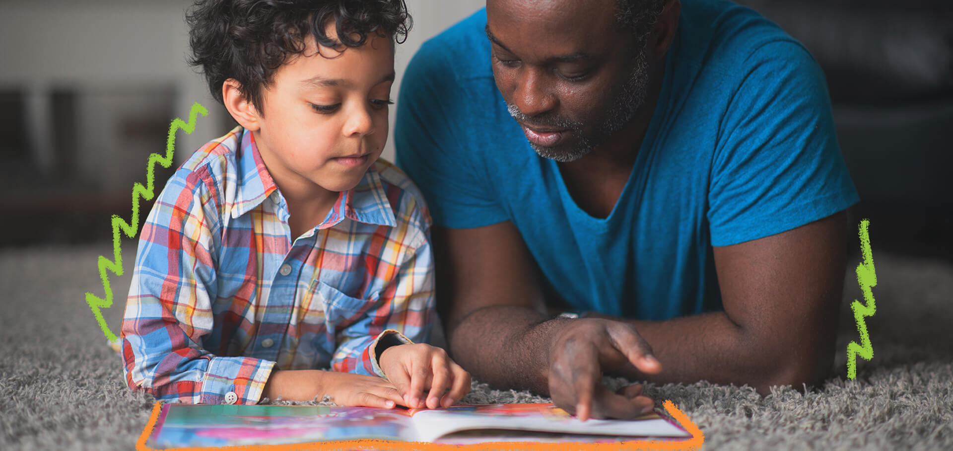 Imagem de um homem negro lendo um livro com uma criança negra