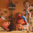 Três crianças estão dentro de uma casa: um menino está deitado sobre a mesa com as pernas pro ar, a menina bebe uma xícara de café e outro menino levanta um gato. Ilustração do filme Luca, da Pixar