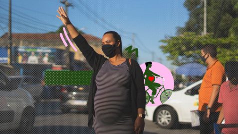 Os desafios de grávidas e cuidadores para ir e vir na cidade: na imagem, uma mulher negra gestante sinaliza ao ônibus para que pare. O fundo é desfocado e possui carros. A imagem possui intervenções de rabiscos coloridos.