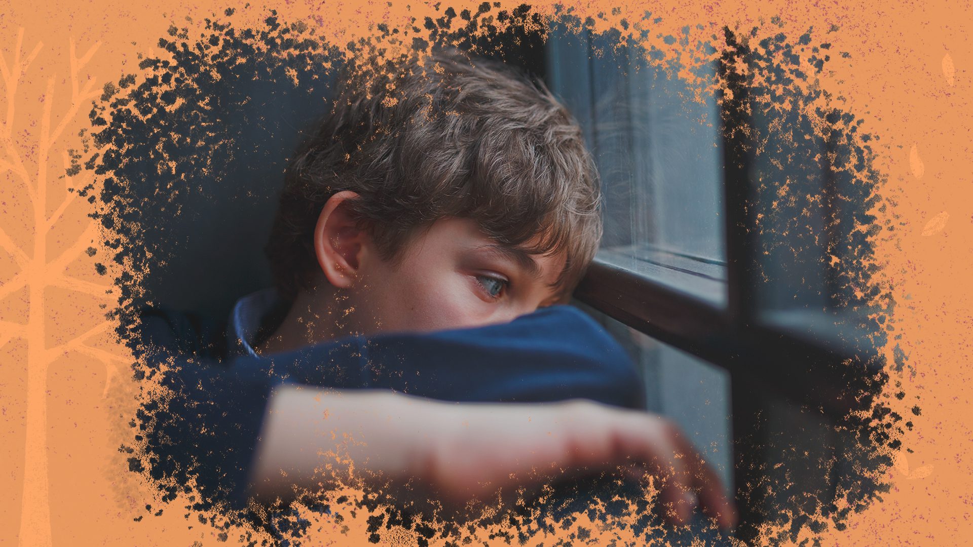 Um menino, de pele branca, está olhando pela janela, com semblante aparentemente preocupado e triste