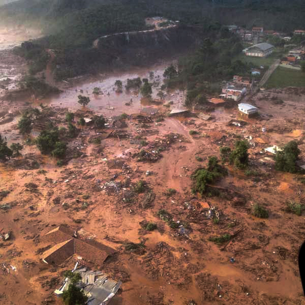 Imagem aérea de uma região completamente tomada por lama.