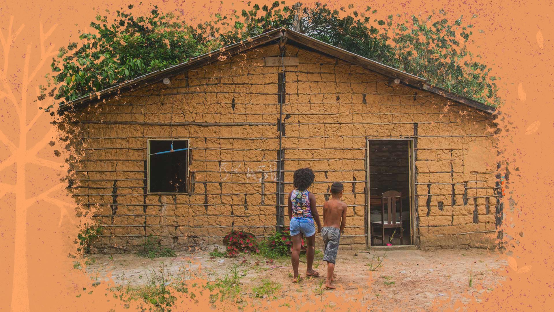 Foto de duas crianças negras, de costas, andando em direção a uma casa feita de barro
