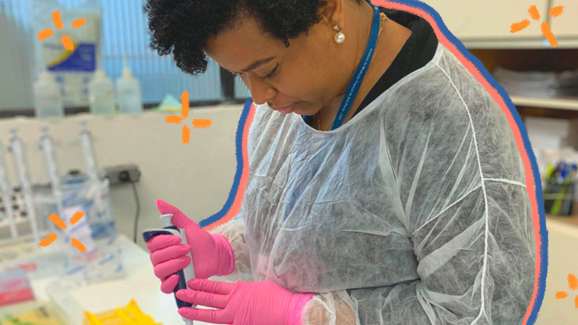 Foto de Jaqueline Goes, uma cientista negra brasileira. Ela está num laboratório, usa roupa e luvas de proteção, enquanto manipula testes clínicos.