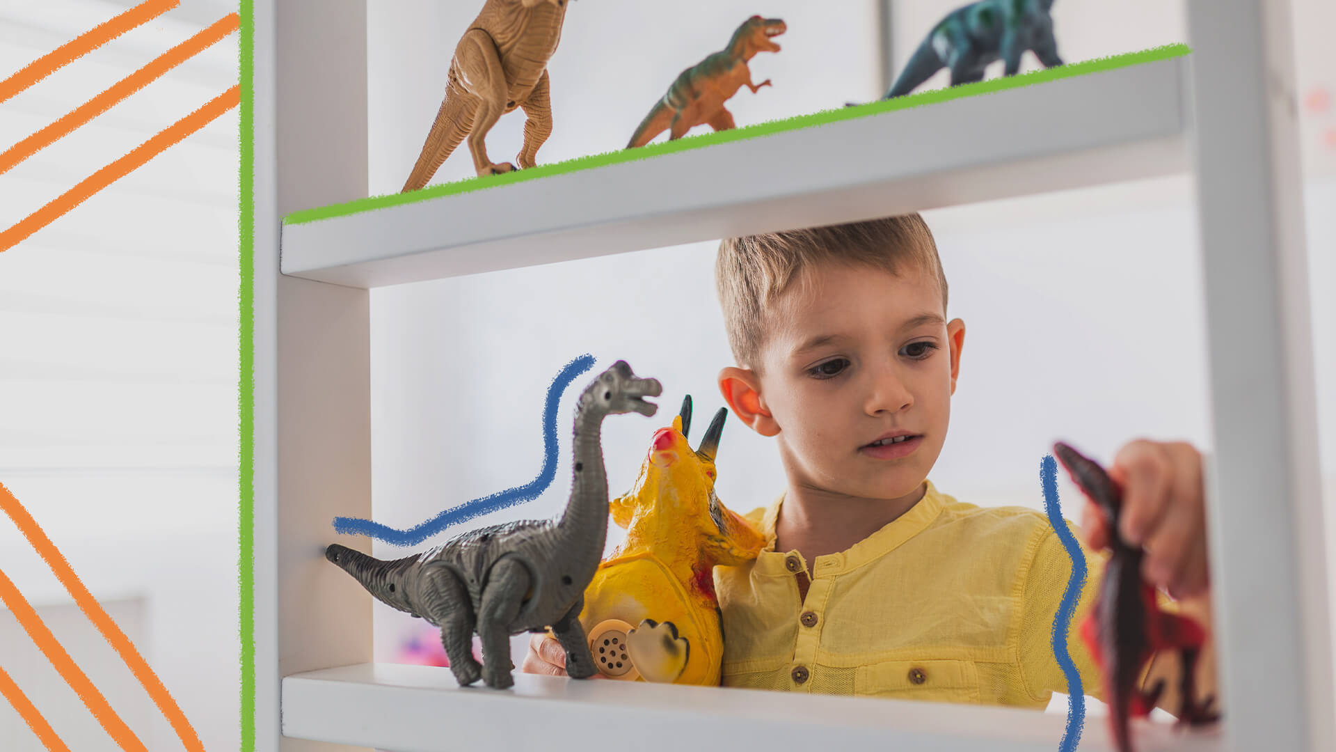 Na foto, um menino de pele clara e cabelos loiros brinca com miniaturas de dinossauros em uma estante. A imagem possui intervenções coloridas nas cores laranja, verde e azul.