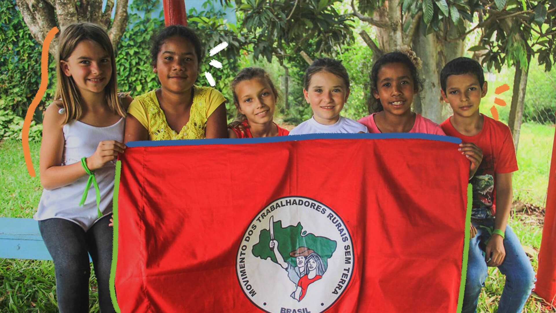 Na foto, crianças seguram uma bandeira do Movimento dos Trabalhadores Rurais Sem Terra (MST).