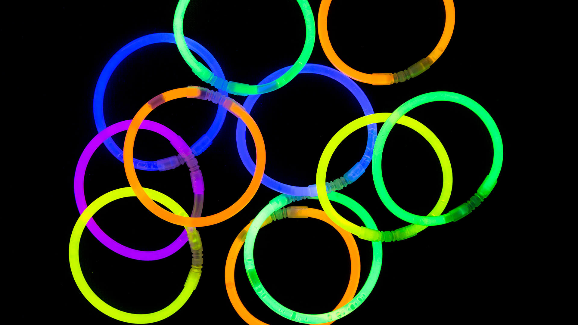 Imagem de argolas multicoloridas num fundo preto