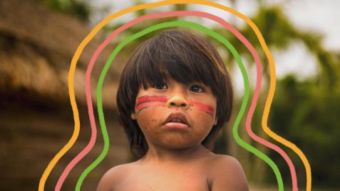 Na foto, uma criança indígena olha para o lado. A imagem possui intervenções coloridas.