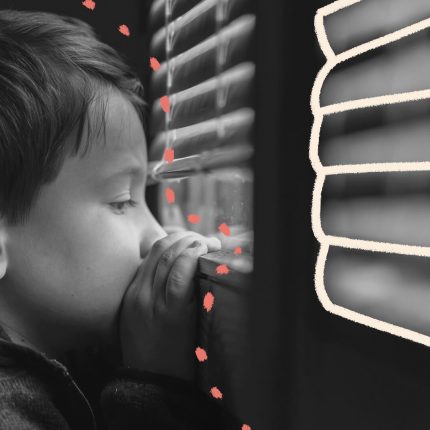 Foto em preto e branco de um menino olhando através de uma persiana semifechada