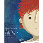 Capa do livro "Antônio". A imagem mostra metade do rosto de um menino branco e ruivo. O fundo da imagem é azul escuro.