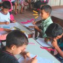 Na imagem, crianças realizam atividade educativa com a Escola Criança Esperança, da comunidade Tauary.