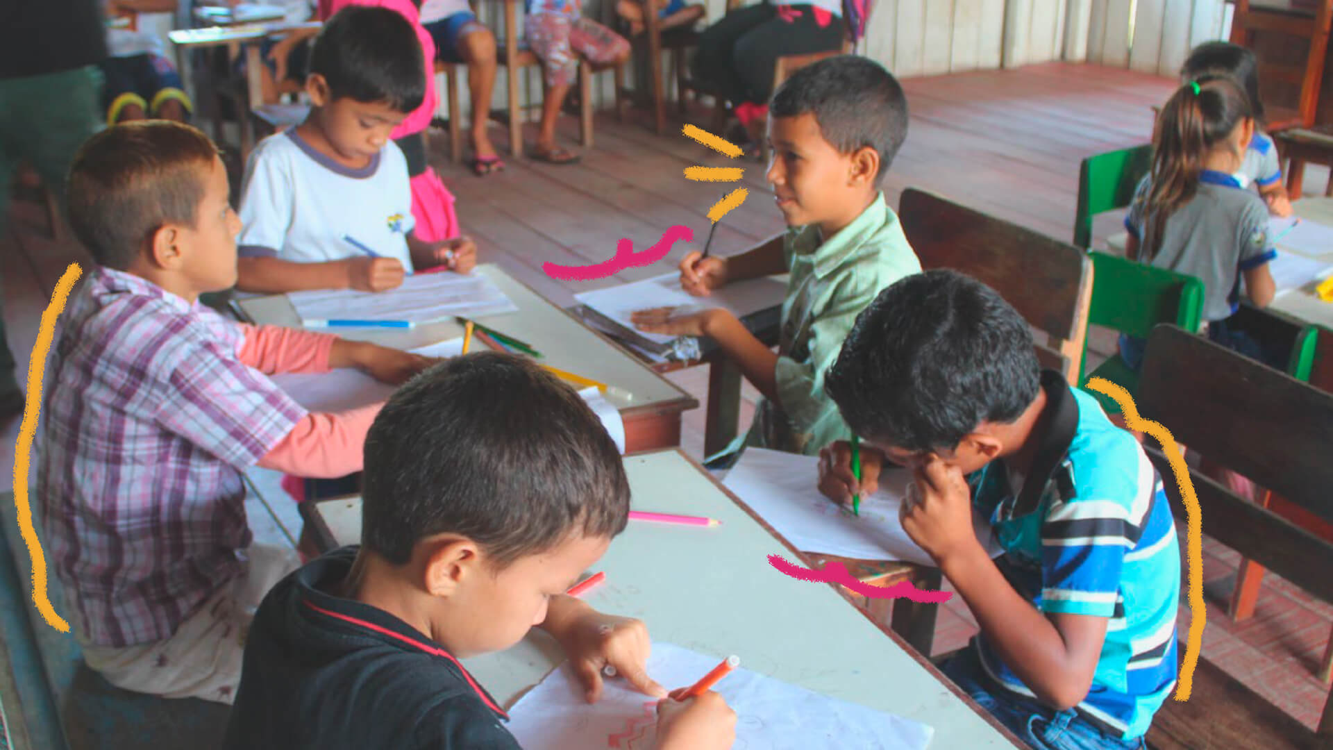 Na imagem, crianças realizam atividade educativa com a Escola Criança Esperança, da comunidade Tauary.