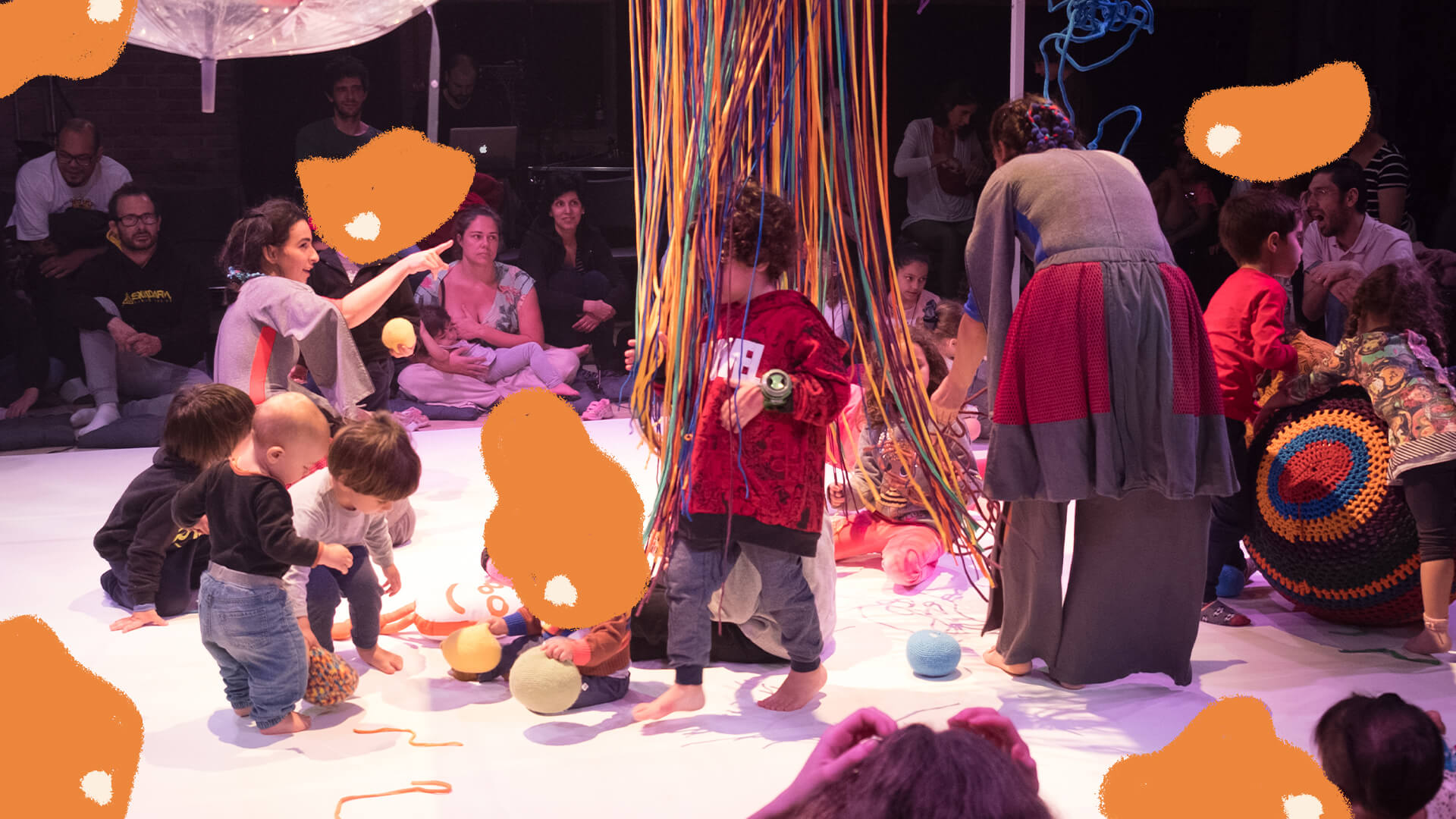 Na foto, bebês e crianças participam e interagem em espetáculo da Cia Zin.