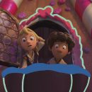 Cena da série "Um conto sombrio dos Grimm", em que os irmãos João e Maria olham assustados do alto da janela de uma casa feita de doces