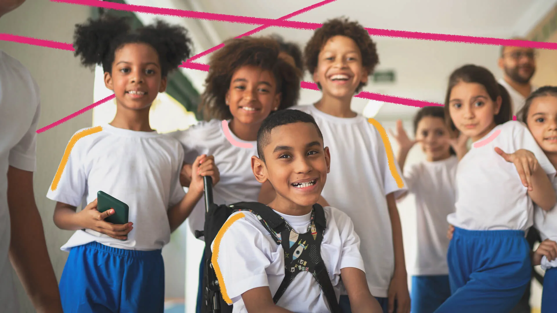 Na foto, crianças sorriem e posam para uma fotografia. Elas utilizam um uniforme escolar.