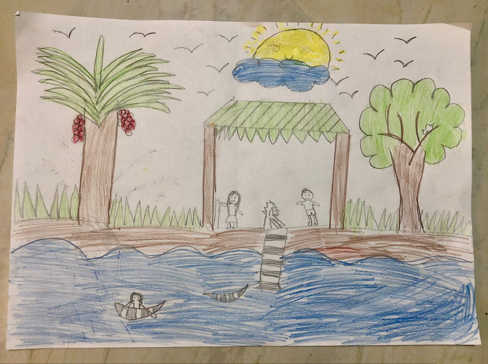 Desenho em traços infantis que mostra uma criança num barco dentro do rio. Na margem, há árvores e outras pessoas.