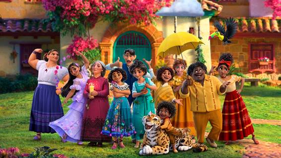 Nesta imagem, a família Madrigal e os personagens do filme "Encanto", da Disney, posam para a foto