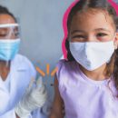 Incentivo a vacinação: na foto, uma menina está sendo vacinada. Ela tem pele clara e utiliza uma máscara. A imagem possui intervenções de rabiscos coloridos.