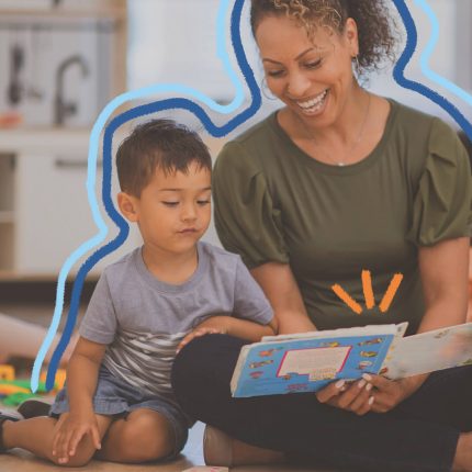 Sentados, uma mulher adulta lê um livro para um menino. Atrás da dupla, há outras crianças também no chão, que aparecem desfocados. A matéria é sobre livros na infância.