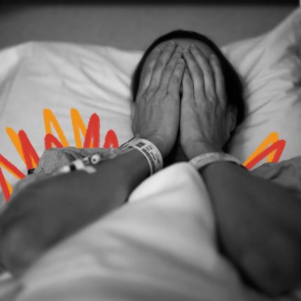 Na foto, uma mulher cobre o rosto com as mãos, deitada em uma cama de hospital. A imagem está em preto e branco e possui intervenções de rabiscos nas cores laranja e vermelho.