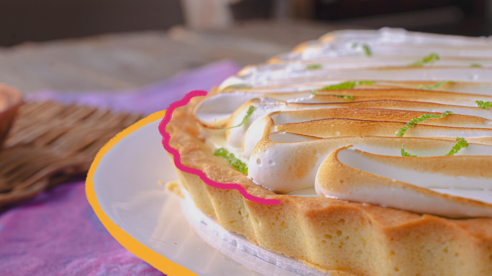 "Lanche da tarde: receita de torta de limão sem leite condensado": na foto, uma torta de limão. A imagem possui intervenções de rabiscos coloridos.