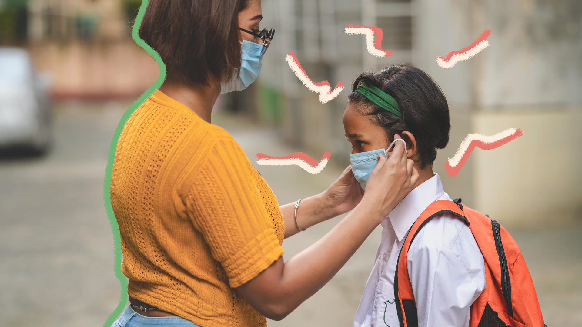 Vacinação como aliada do retorno às aulas presenciais: na foto, uma menina tem a máscara ajeitada por sua mãe, ambas de pele clara. A menina carrega uma mochila nas costas. A imagem possui intervenções de rabiscos coloridos.