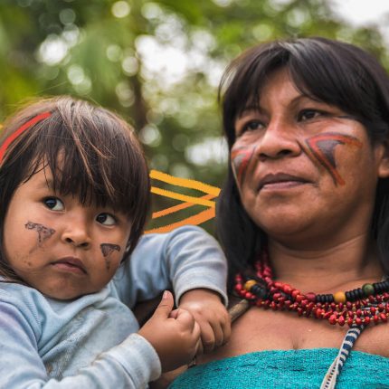 Na imagem, uma mulher e uma menina indígena. Atrás delas, árvores desfocadas. A imagem possui intervenções de rabiscos coloridos.