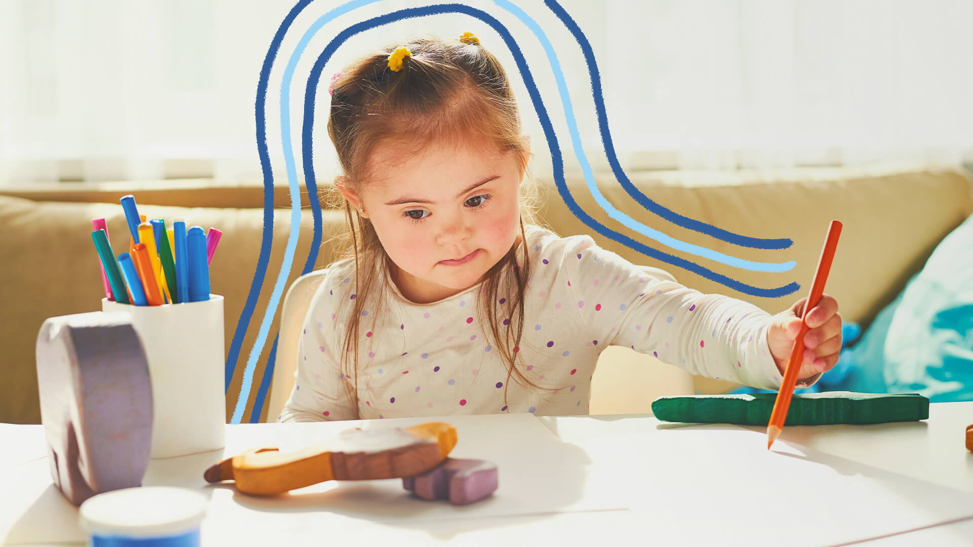 Aumenta número de estudantes matriculados em escolas especiais: Na foto, uma menina de pele clara segura um lápis com a mão esquerda enquanto olha para uma folha de papel e brinquedos. A imagem possui intervenções de rabiscos coloridos.