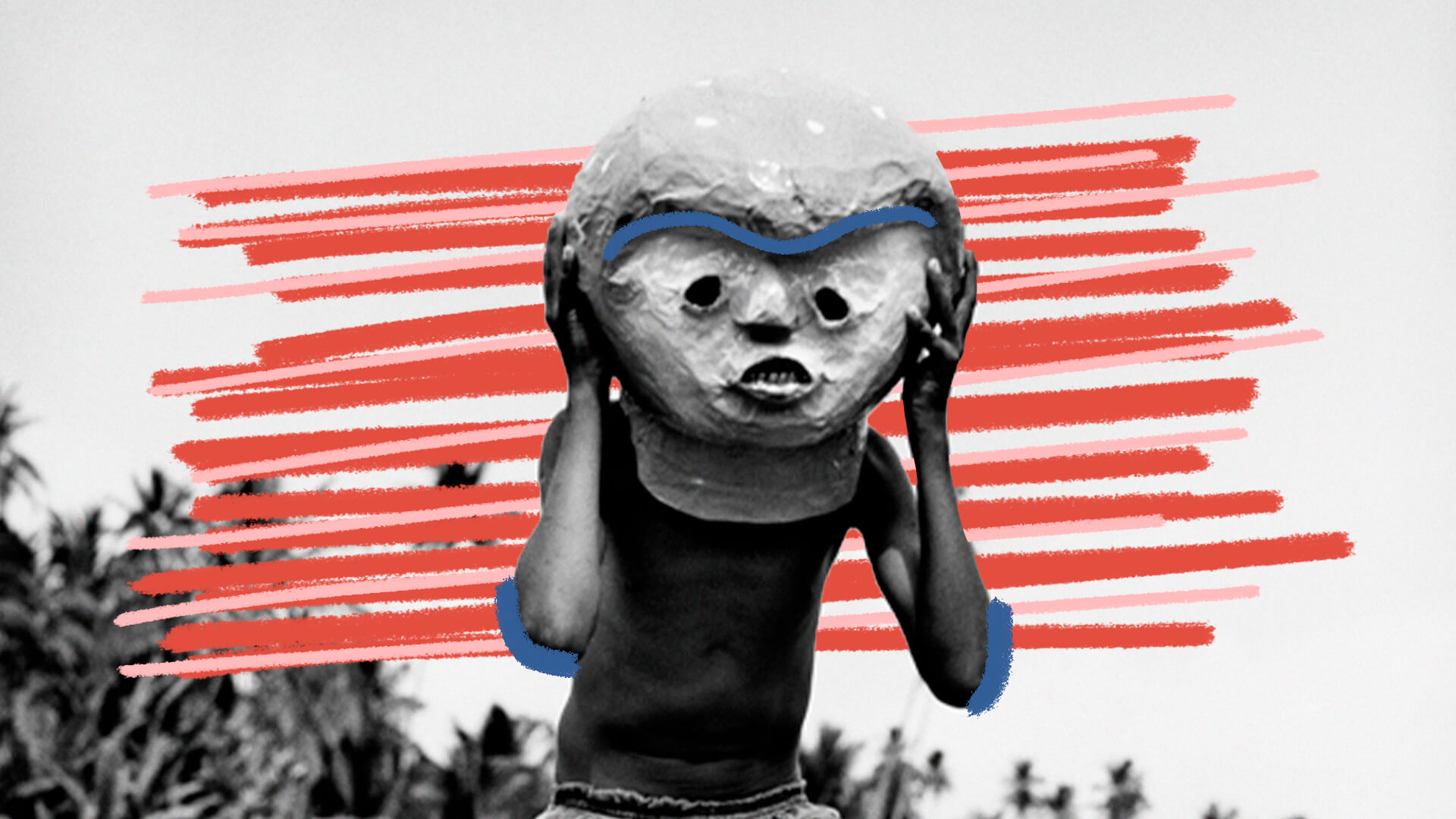 Foto em preto e branco de uma pessoa com uma máscara típica do Carnaval de Alagoas, o Bobo Gaiato. Há intervenções de arte com riscos em vermelho e alguns detalhes em azul