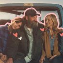Cena do filme "No ritmo do coração" em que a família (um casal e dois filhos, um homem e uma mulher) estão juntos na traseira do carro