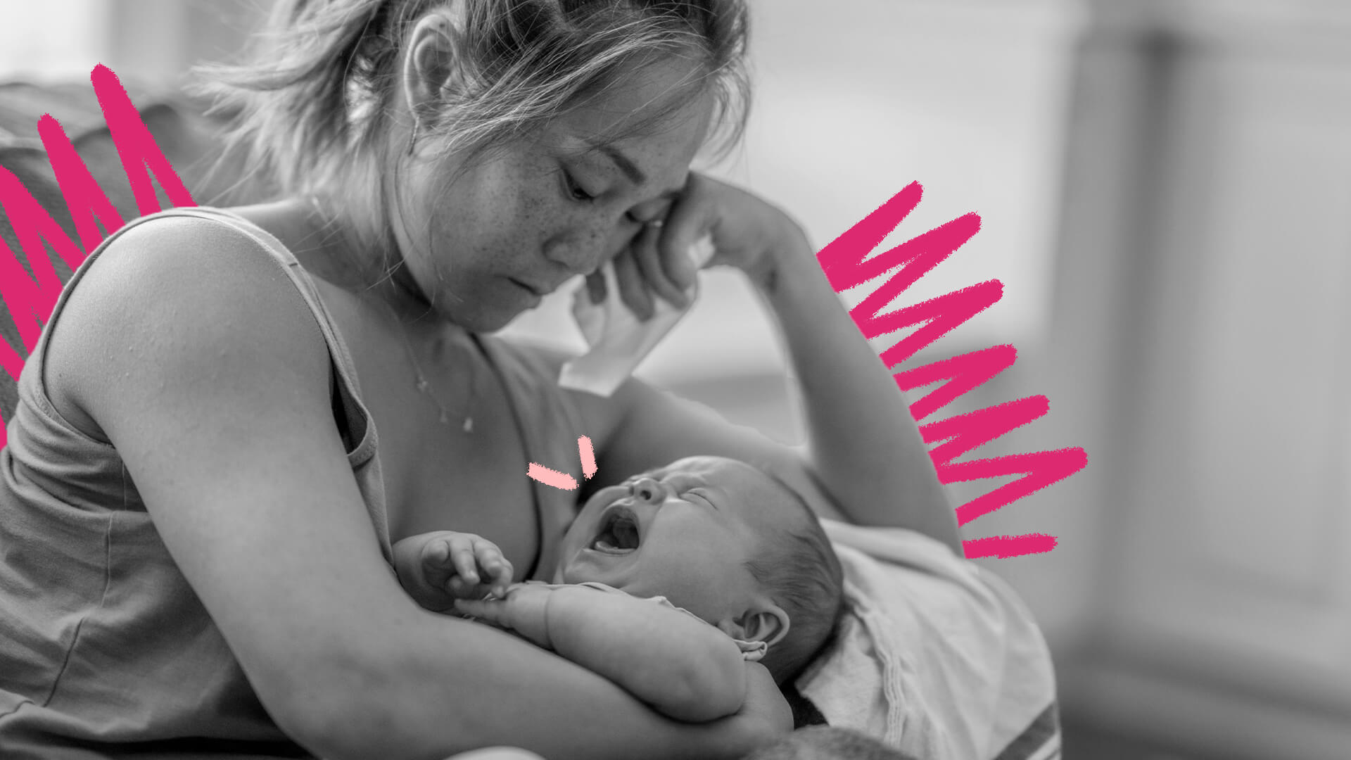 Foto em preto e branco de uma mãe segurando um bebê que chora.