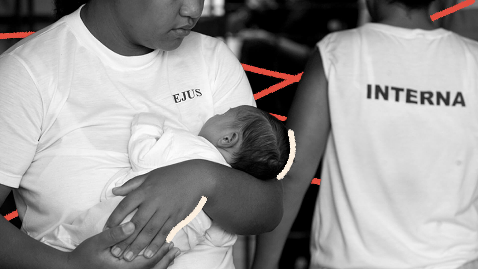 Como fica o direito à prisão domiciliar de mães encarceradas?. Imagem em preto e branco mostra uma mãe, negra, segurando um bebê no colo. A foto possui intervenções de rabiscos coloridos na cor vermelha.
