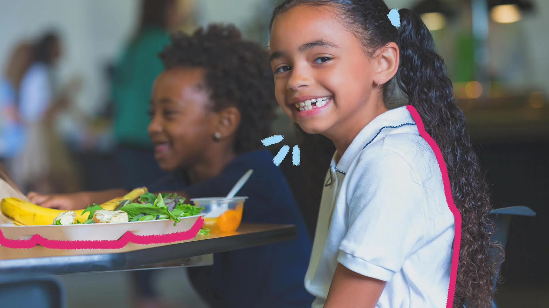 Projeto ‘Comida de verdade’: autonomia alimentar começa na escola: na imagem, duas crianças estão sentadas frente a uma mesa. O destaque é em uma menina, negra, que sorri com um prato de comida ao seu lado. No fundo da imagem, um menino negro também sorri. A imagem possui intervenções de rabiscos coloridos.