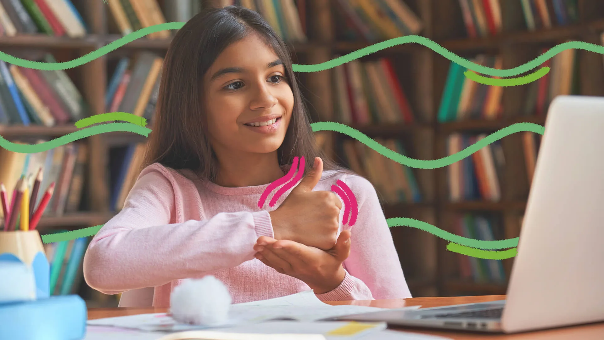 Projetos de Libras na educação básica valorizam inclusão discente: na imagem, uma menina de pele bronzeada faz um sinal de "joinha" com a mão enquanto olha para a tela de um notebook. A imagem possui intervenções de rabiscos coloridos.