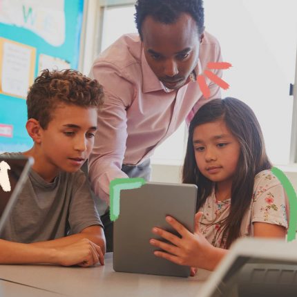 Plataforma auxilia educadores a orientarem crianças na internet: na foto, crianças olham para um tablet enquanto são orientadas por um professor. A imagem possui intervenções de rabiscos coloridos.