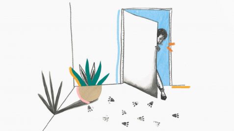 Uma das páginas do livro "Amor, o coelho", em que uma mulher olha por uma porta entreaberta pegadas de coelho no chão próximas a um vaso de flor onde o coelho está escondido, deixando apenas as orelhas de fora