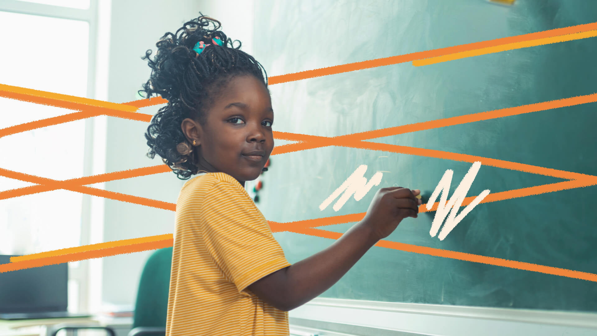 Uma menina negra usando tranças e camiseta amarela está diante de uma lousa na sala de aula prestes a escrever alguma coisa