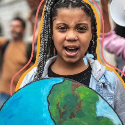 Na imagem, uma menina negra está em um protesto. Na frente dela, há o desenho de uma Terra. A imagem possui intervenções de rabiscos coloridos.