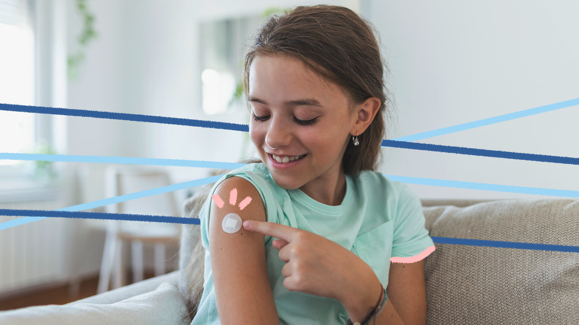 Guia de vacinas: na imagem, uma menina aponta para um curativo no braço após receber uma vacina. Ela tem pele clara, usa uma camiseta verde e sorri. A imagem possui intervenções de rabiscos coloridos.