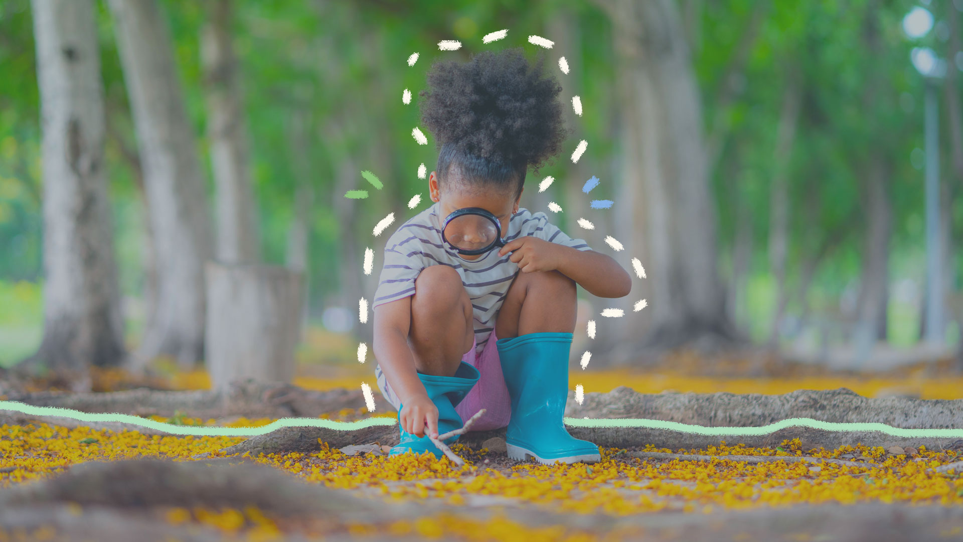 ‘Jardim das brincadeiras’: o brincar que começa no quintal: na foto, uma menina negra olha para um graveto com uma lupa. Ela está agachada em um espaço aberto com diversas árvores e verde. A imagem possui intervenções de rabiscos coloridos.